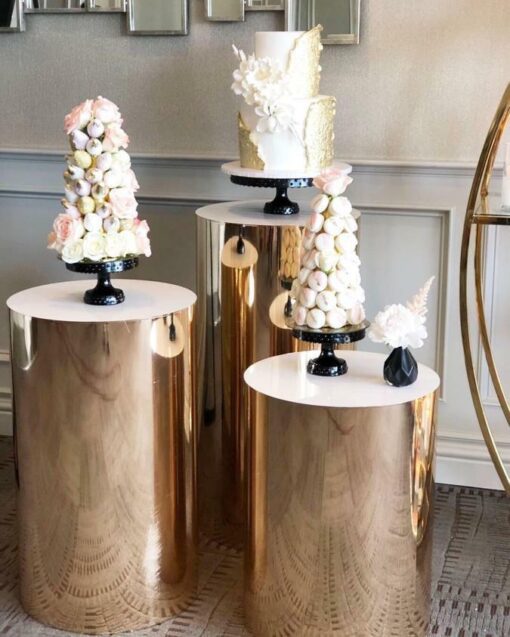gold round plinths