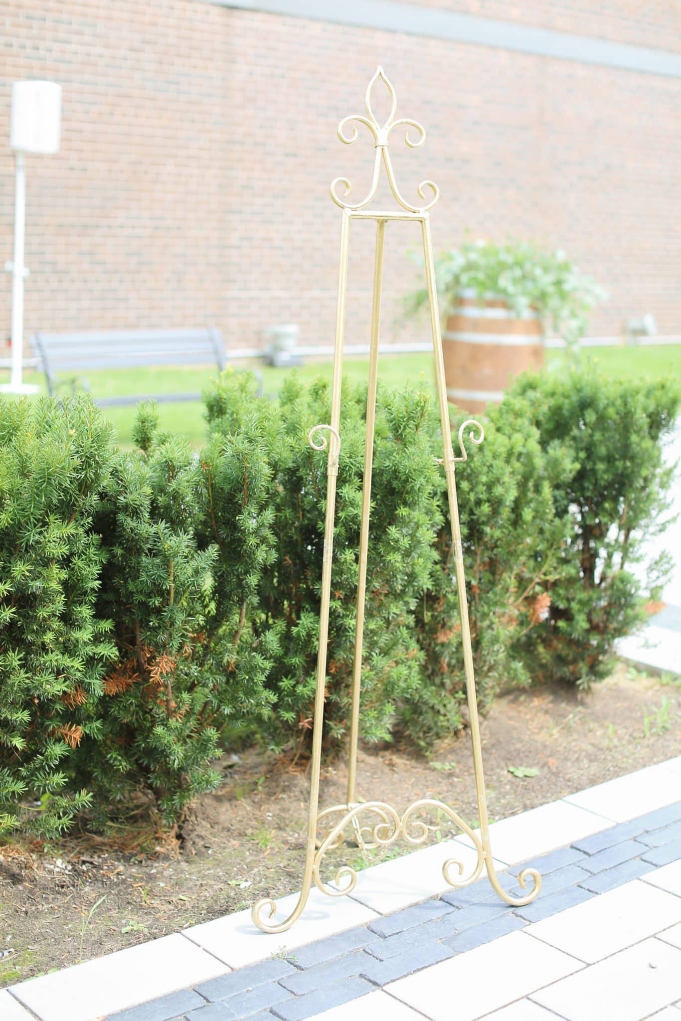 Gold Easel Stand MagicFlowersEventRentals Event and Party Decors