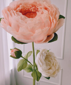 1 Giant Flower and Buds