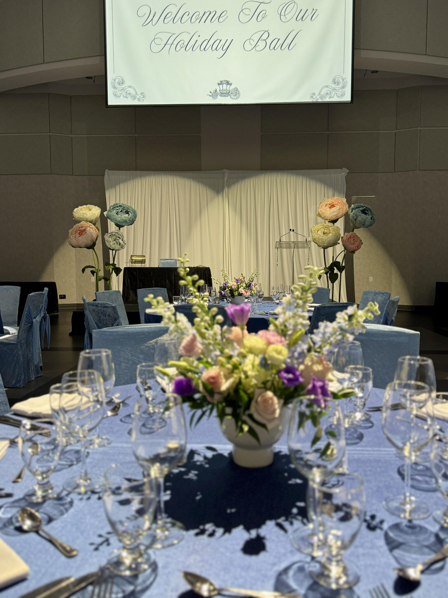 Elegant event decor with giant flowers, pastel floral centerpieces, and luxury table styling by Magic Flowers Event Rentals.